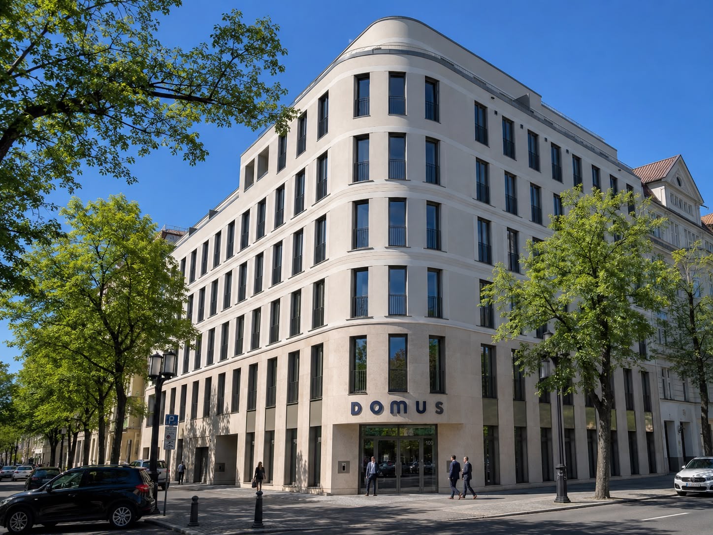 BIS 100 an der Ecke Bismarckstraße und Weimarer Straße, mit heller Fassade und begrüntem Straßenraum