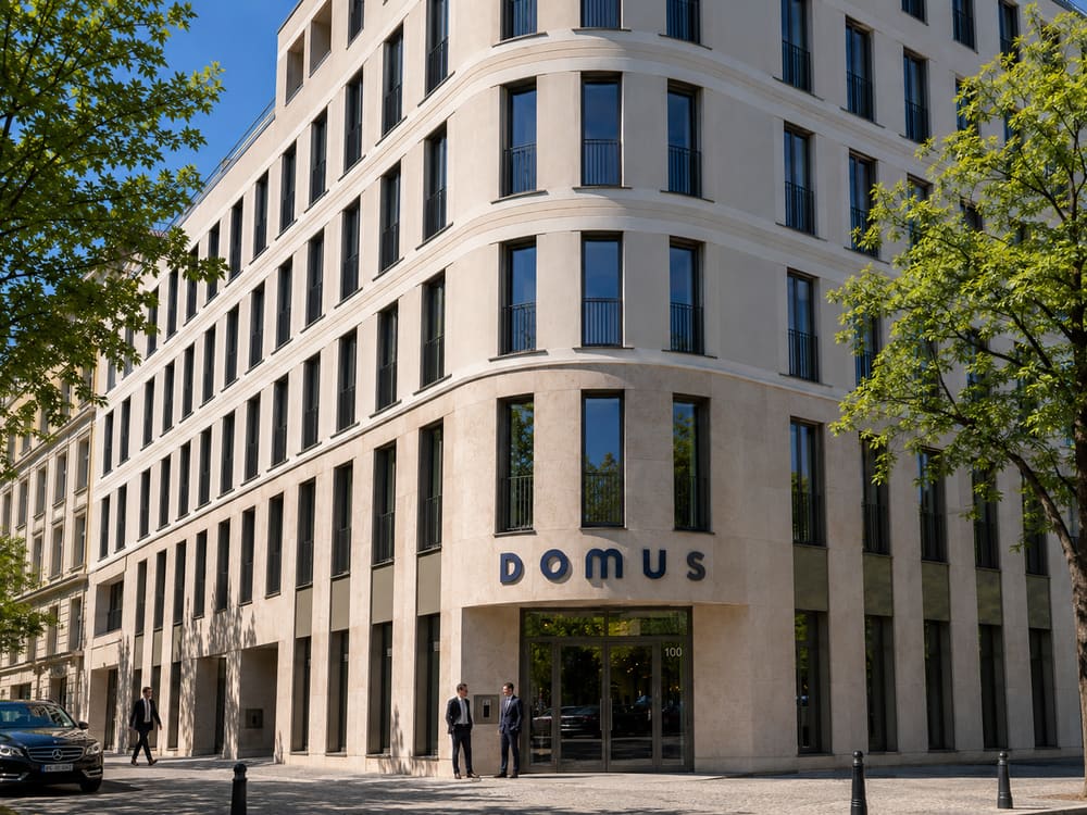 Hauseingang Bismarckstraße 100 unter dem DOMUS-Schriftzug